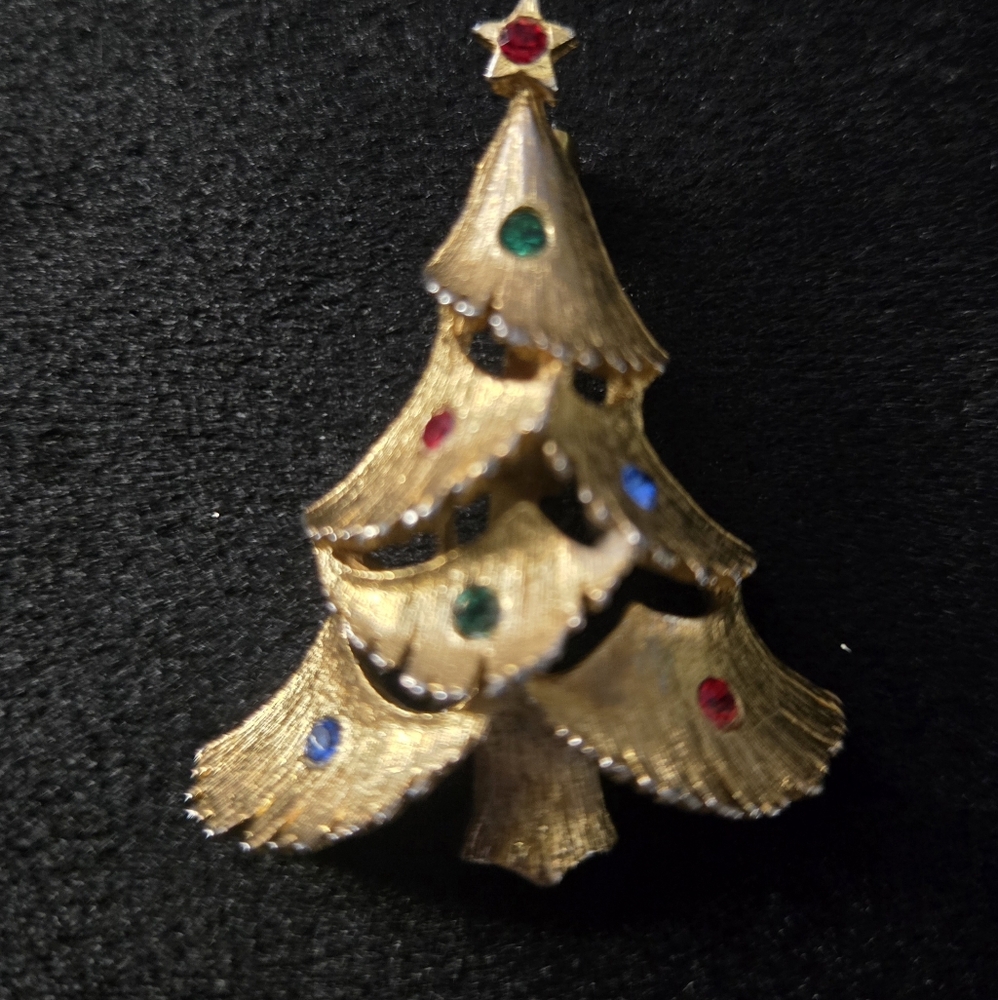 Vintage JJ Gold Tone Christmas Tree Brooch with Multicolor Accents